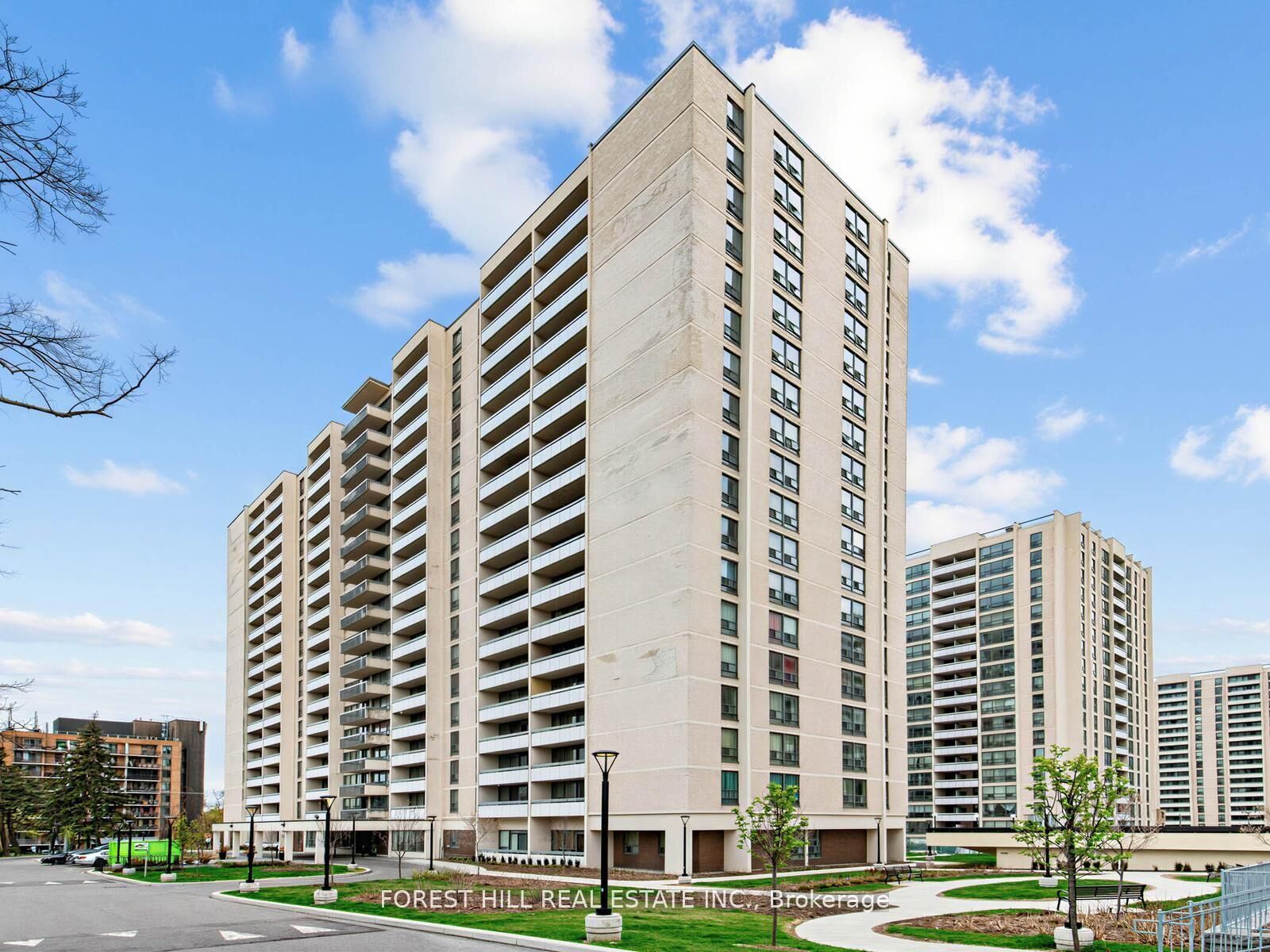 Property Photo: 140 Elm Ridge Drive 813 ON M6B 1B1
