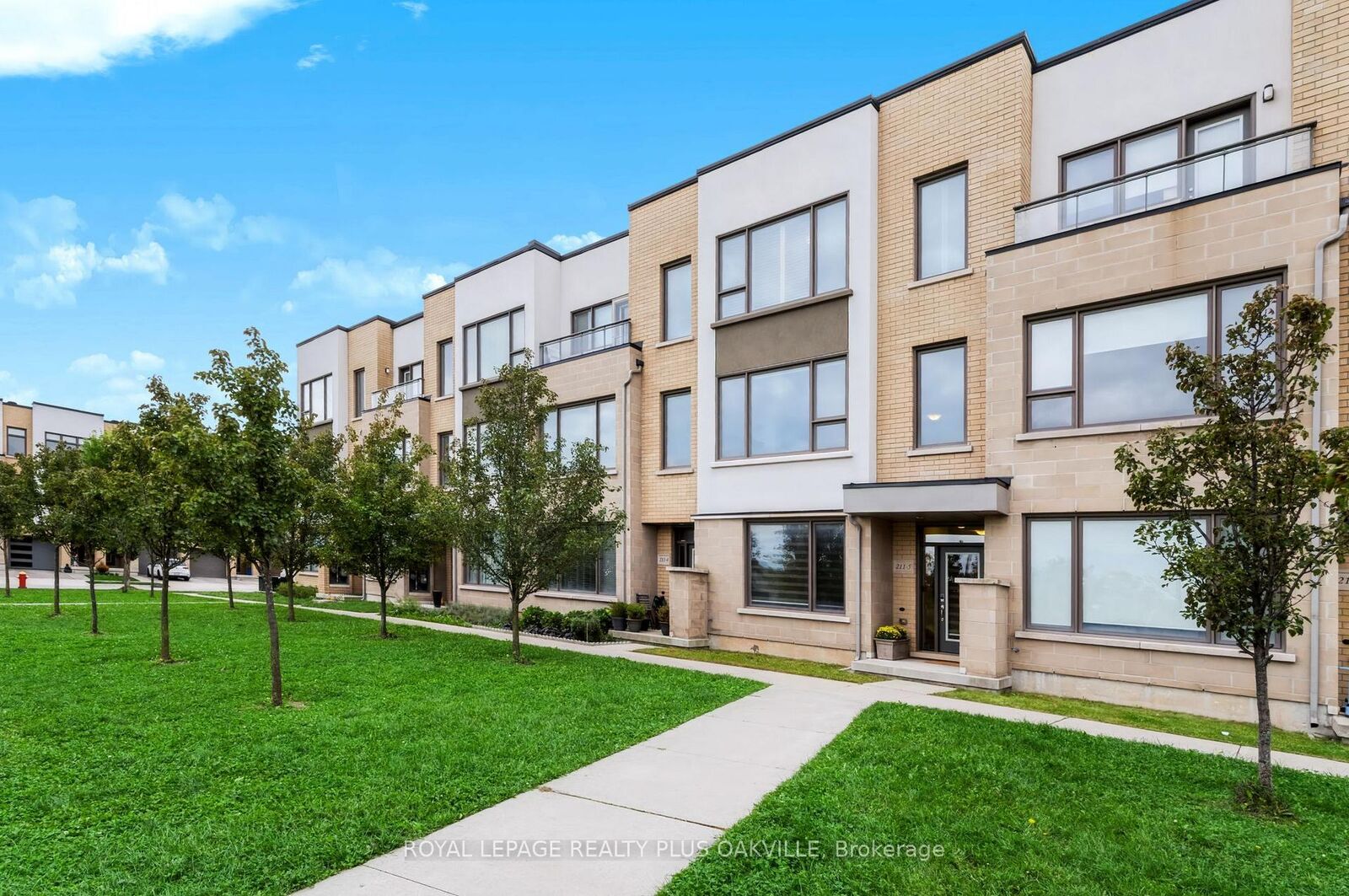 Property Photo:  211 Squire Crescent 5  ON L6H 0L8 