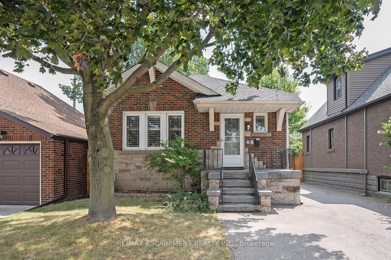 Property Photo:  65 Kenilworth Avenue S  ON L8K 2T1 