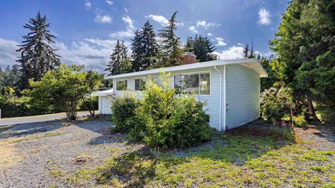 Property Photo:  489 Lenhart Ave  BC V9S 4X4 