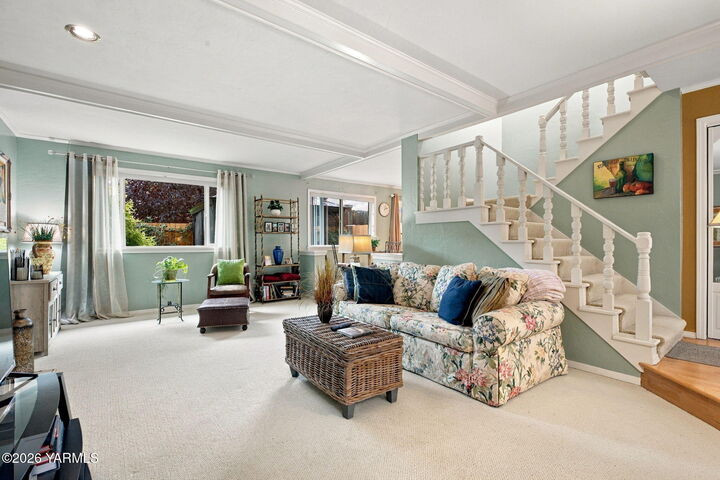 Property Photo: 2 Crest Cir WA 98908
