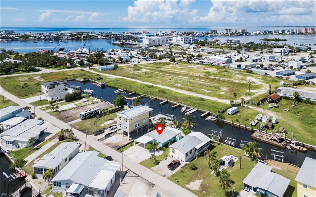 Property Photo:  847 Oak St  FL 33931 
