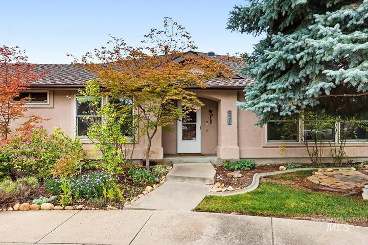 Property Photo:  4854 Lakeview Place  ID 83714 