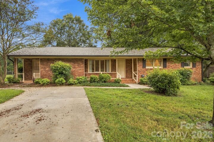 Property Photo: 1536 Nottingham Drive NC 28658