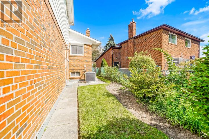 Property Photo:  111 Briarscross Boulevard  ON M1S 3K6 