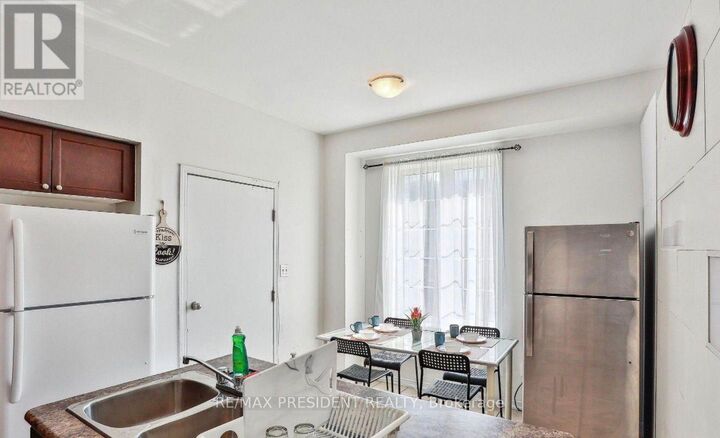 Property Photo:  3 Herzberg Gardens  ON M3J 3P5 