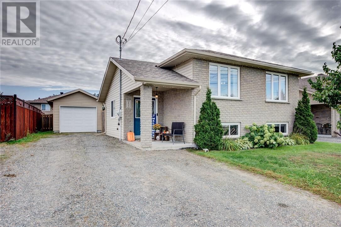 Property Photo:  253 Francis Street  ON P3P 0B5 