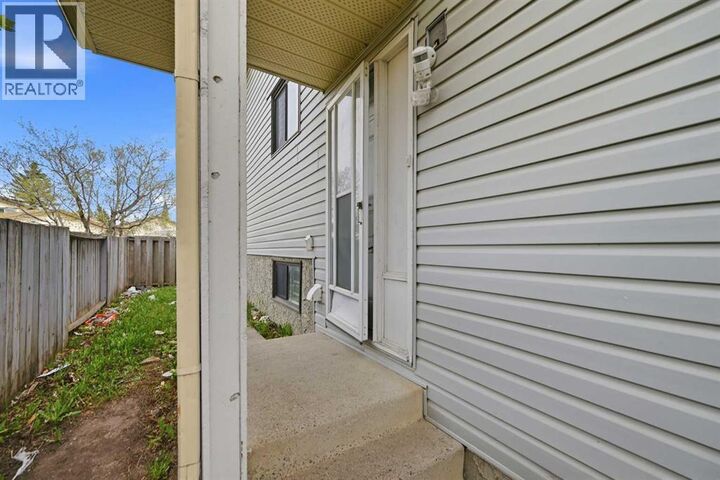 Property Photo:  44 Castleridge Close Northeast  AB T3J 1Y9 