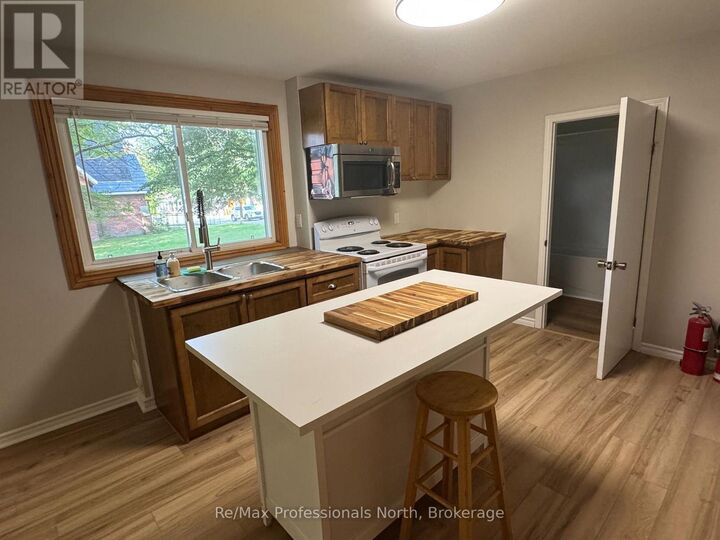 Property Photo:  141 Hotchkiss Street  ON P1P 1H6 