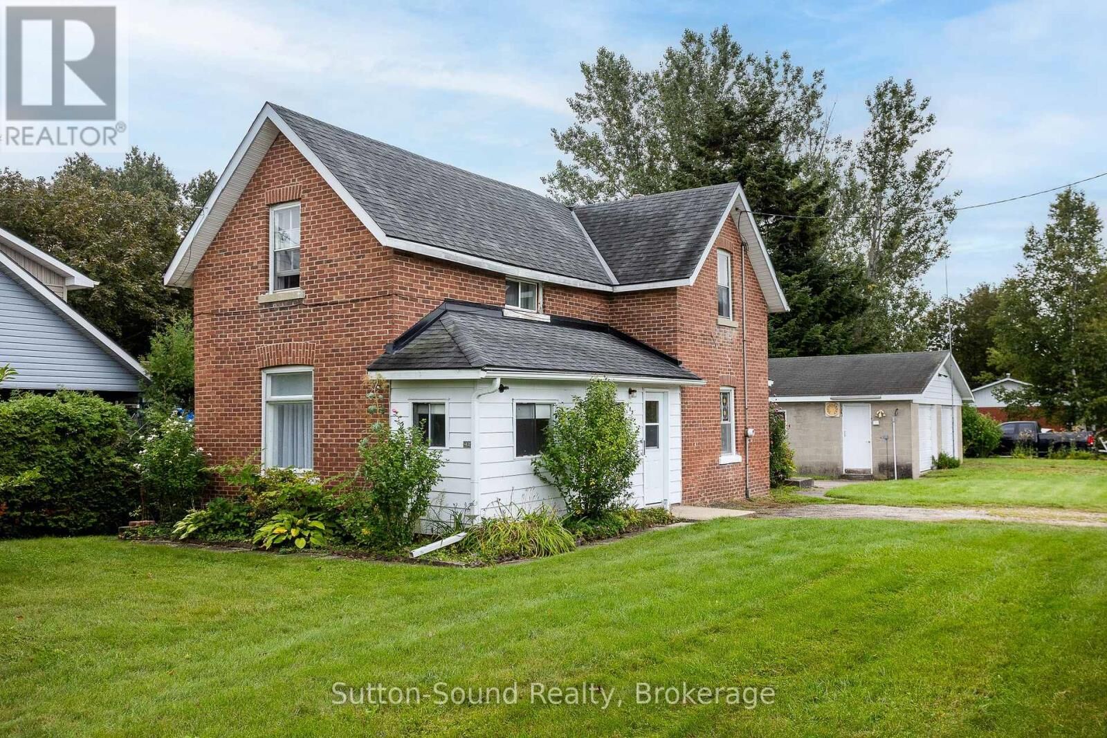 Property Photo:  789 West 24th St West Street West  ON N4K 4H9 