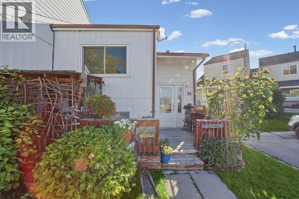 Property Photo:  16 Princess Petra Avenue  AB T0M 0W0 