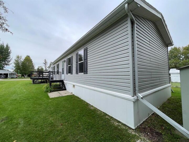Property Photo: 20 Westpark Place MB R0J 1H0