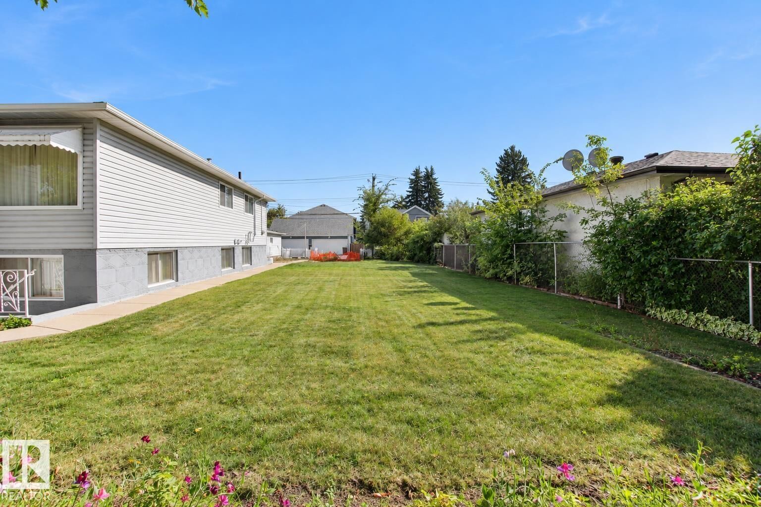 Property Photo:  10337 80 Street NW  AB T6A 3J3 