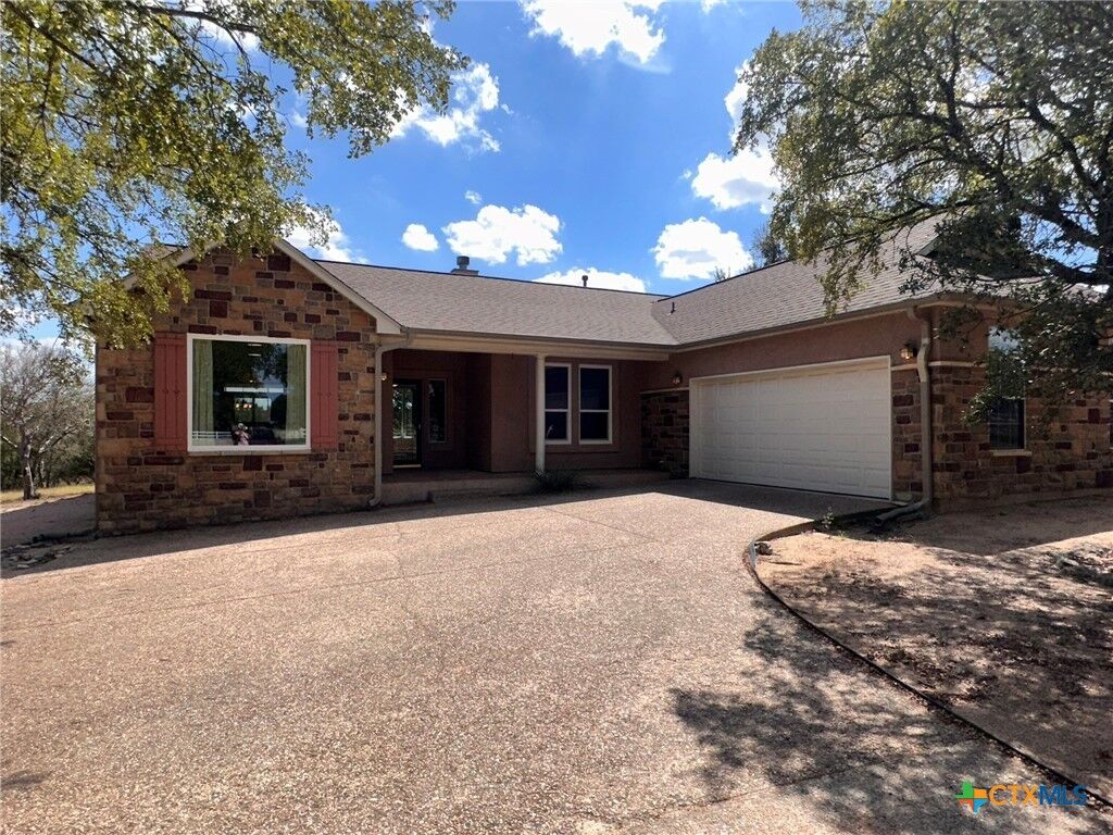 Property Photo:  425 Crestwood Drive  TX 76549 