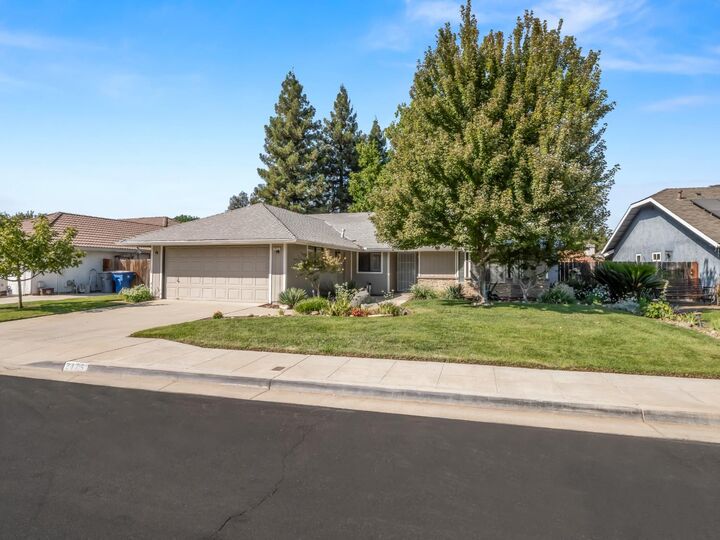 Property Photo: 2475 Dennis Avenue CA 93611