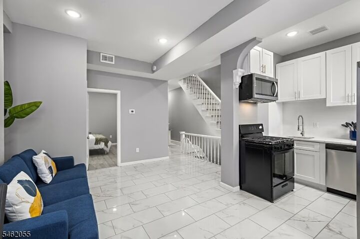 Property Photo:  153 Danforth Ave 2  NJ 07305 