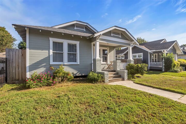 Property Photo:  1015 E 14th Street  TX 77009 