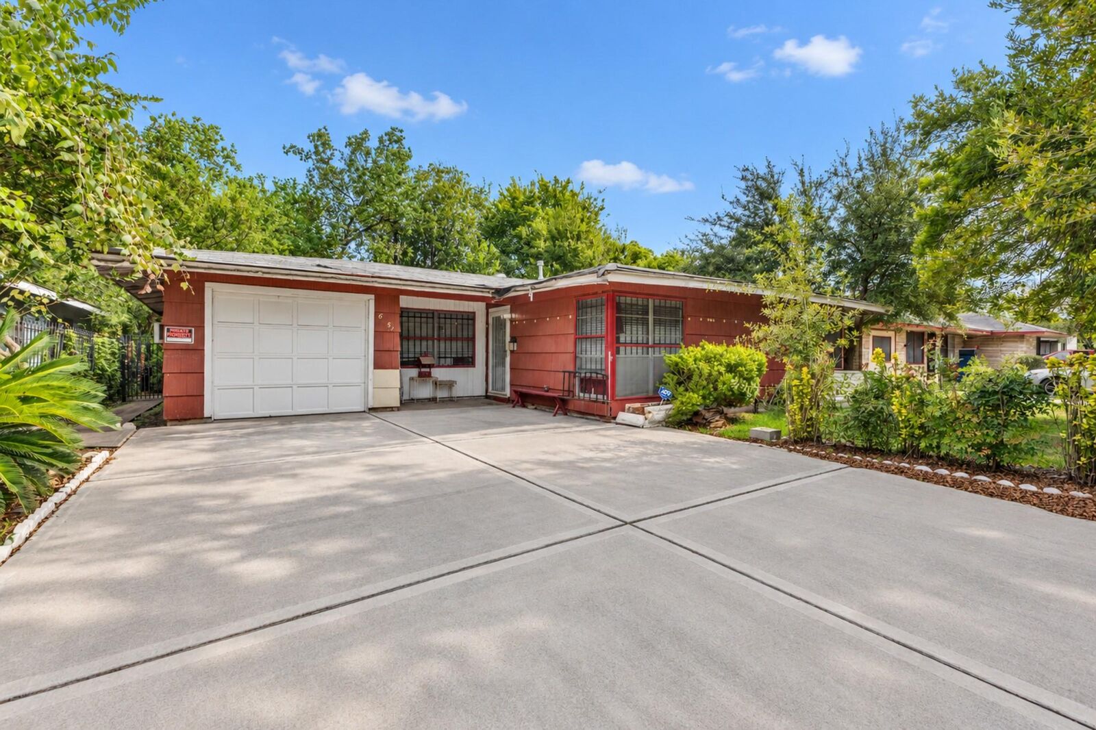 Property Photo:  6051 Willow Glen Drive  TX 77033 