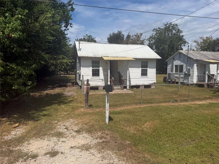 Property Photo: 1510 W Talmage St Bypass TX 77511