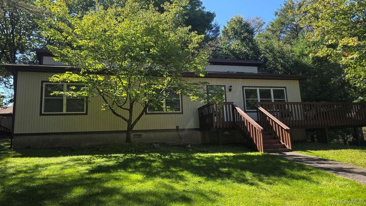Property Photo:  6 Bristol Lane  NY 12701 