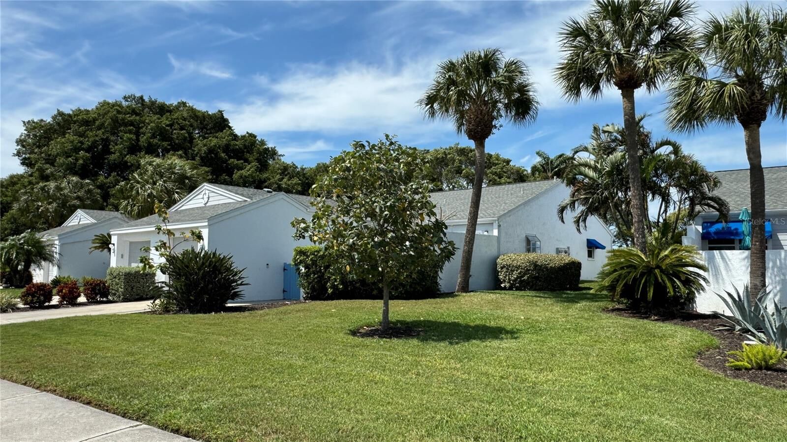 Property Photo:  950 Waterside Lane  FL 34209 