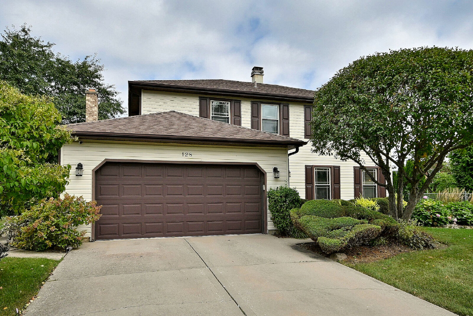 Property Photo:  128 Hunter's Circle  IL 60193 
