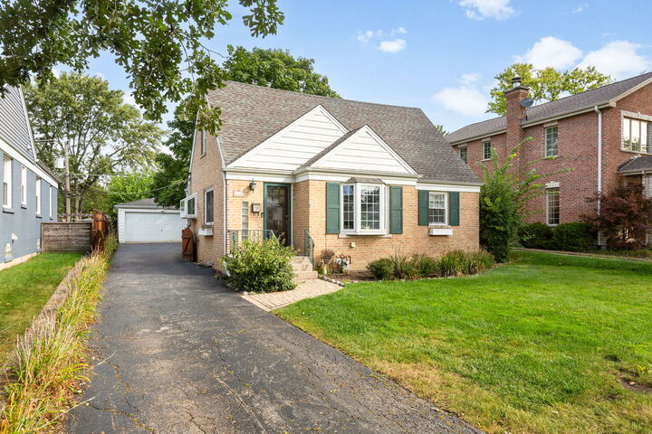 Property Photo:  2140 Walnut Court  IL 60025 