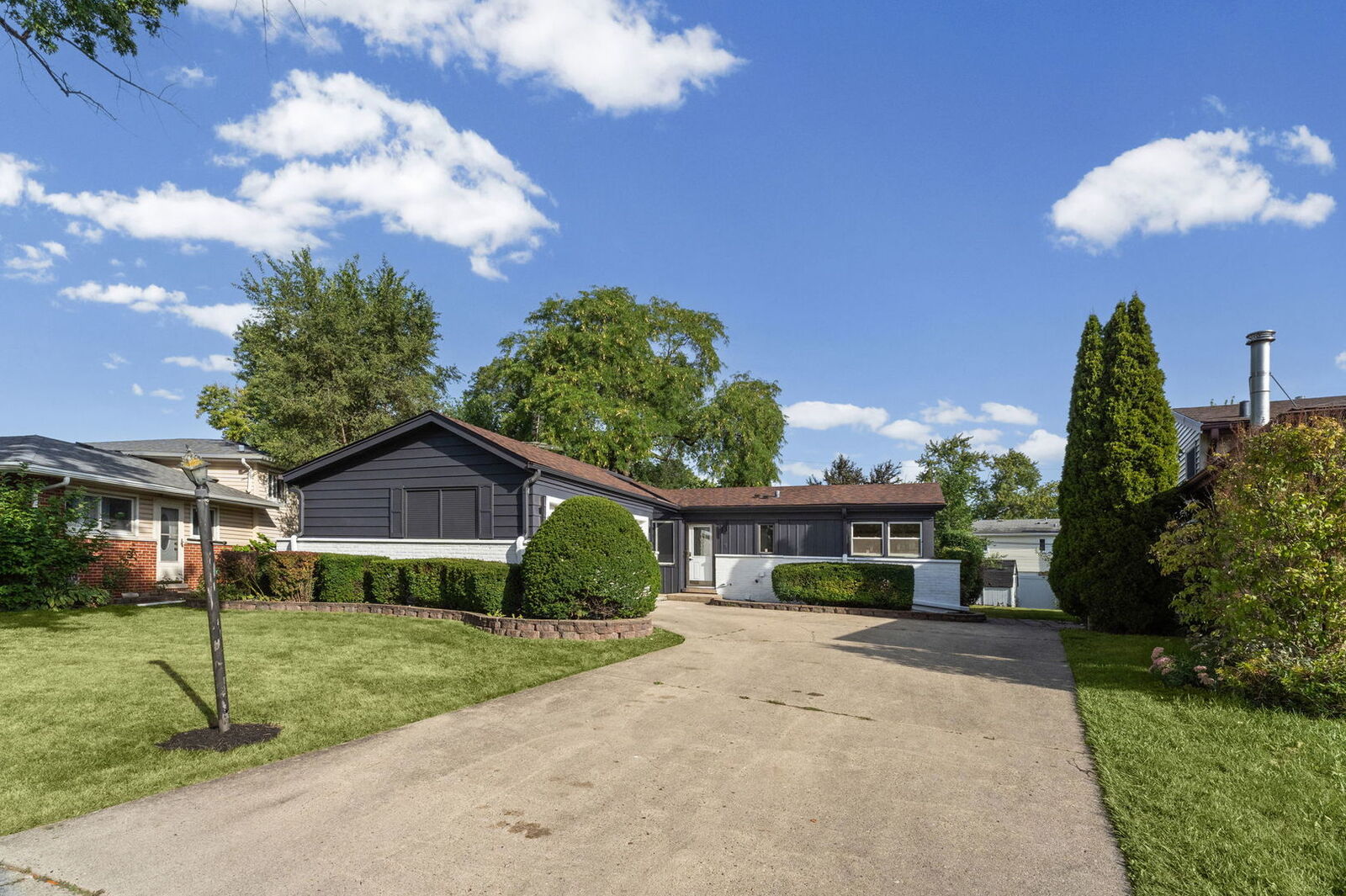 Property Photo:  160 Lancaster Lane  IL 60018 
