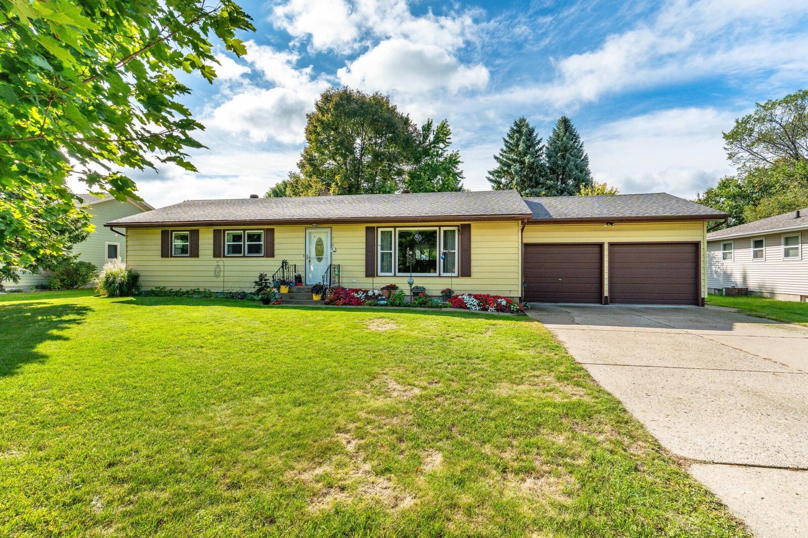 Property Photo:  101 W Hillside Avenue  MN 56537 