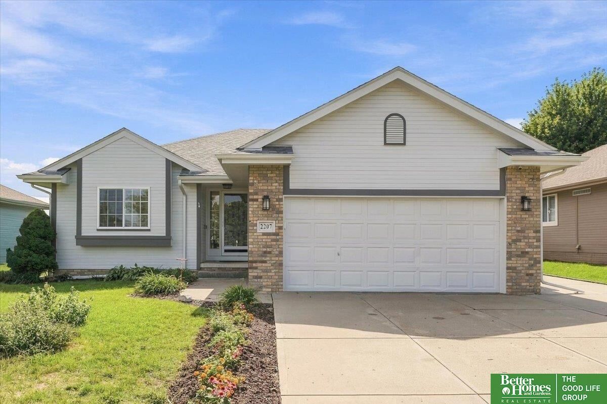 Property Photo: 2207 Aberdeen Drive NE 68046