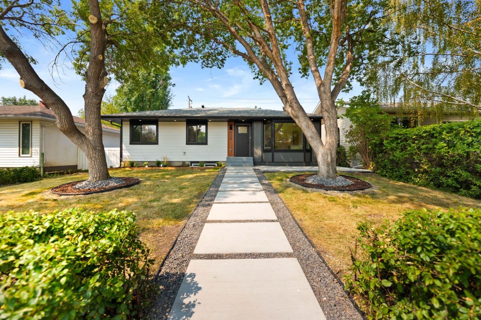 Property Photo:  439 Arlington Drive SE  AB T2H 1S4 