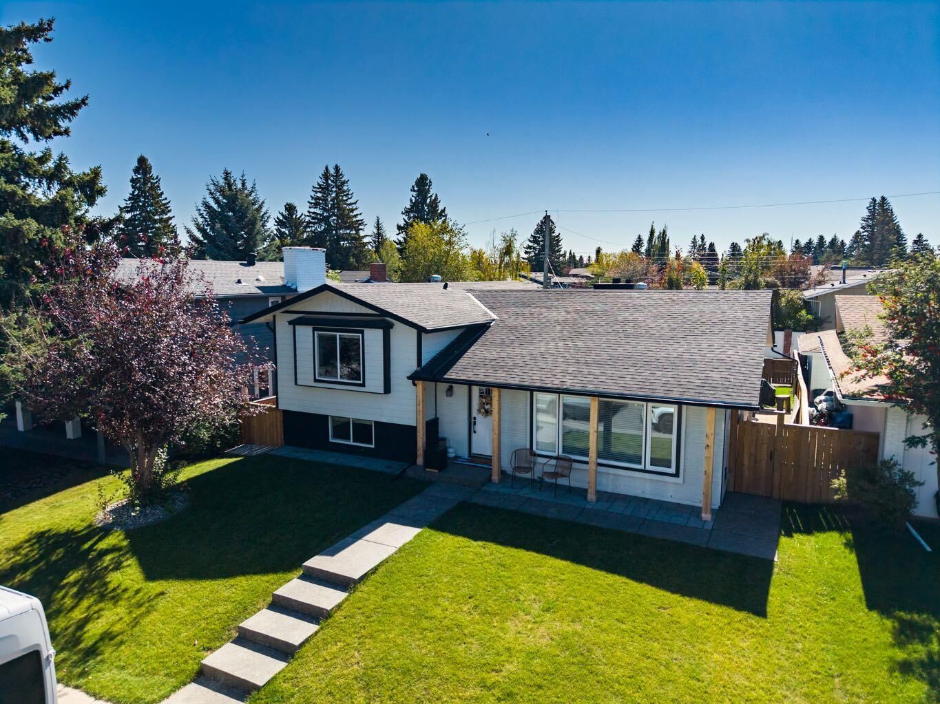 Property Photo:  1215 Lake Twintree Drive SE  AB T2J 2W9 