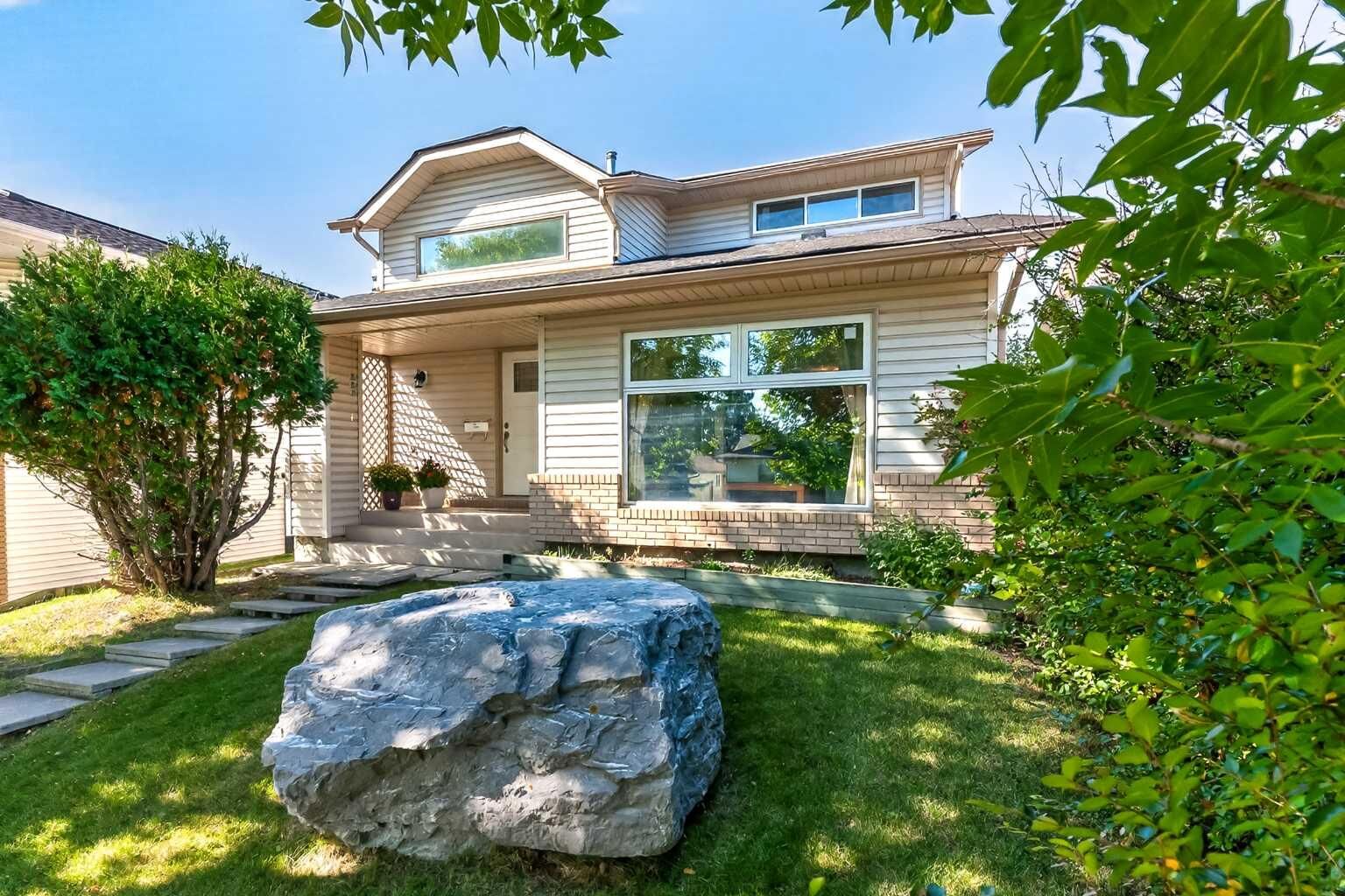 Property Photo:  7 Woodbrook Way SW  AB T2W 4J7 