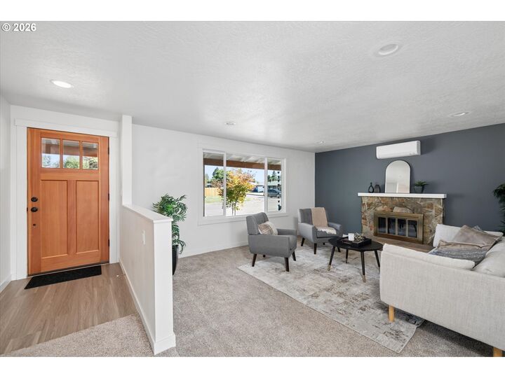 Property Photo: 2302 Grovedale Dr OR 97477
