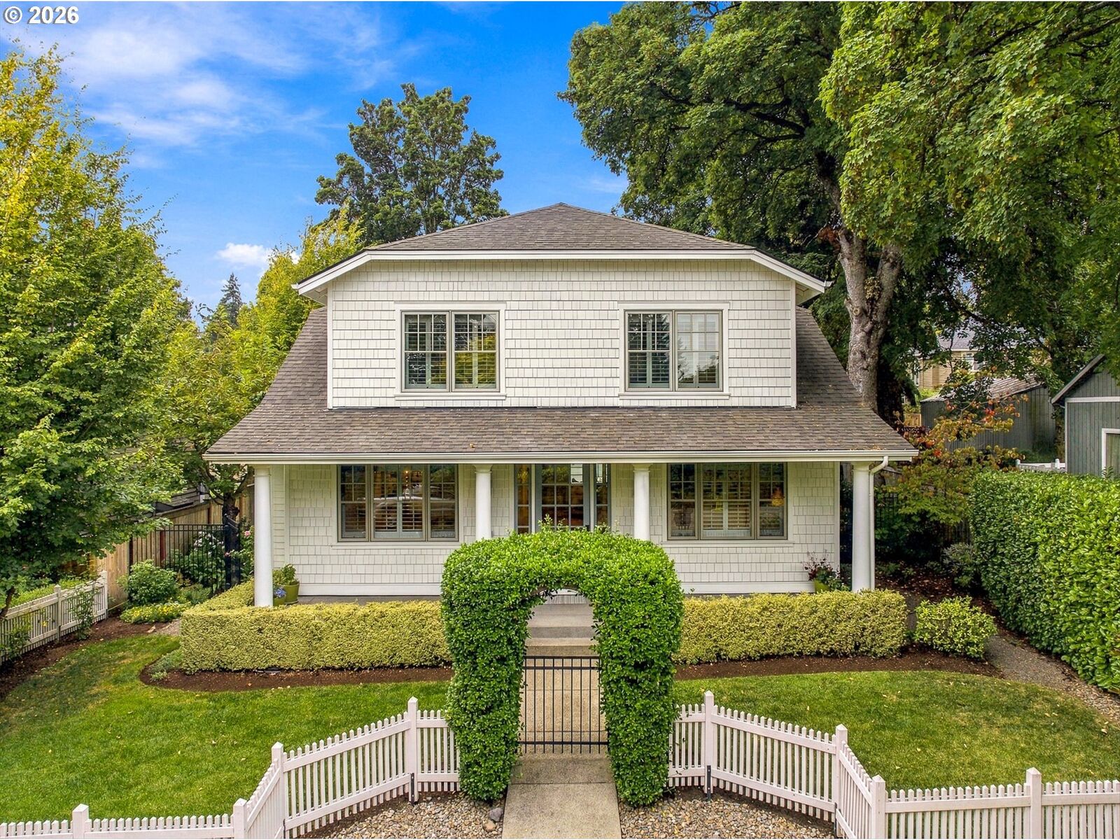 Property Photo:  616 4th St  OR 97034 