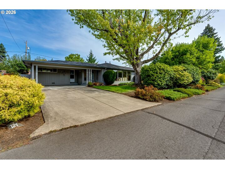 Property Photo: 727 Elm Dr OR 97404