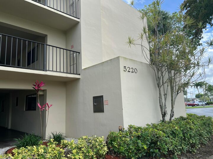 Property Photo: 5220 Las Verdes Circle 101 FL 33484