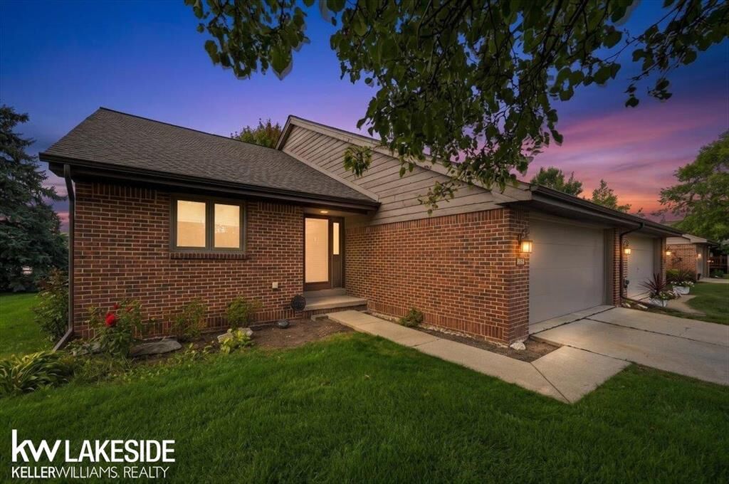 Property Photo:  45491 Meadows Square  MI 48044 