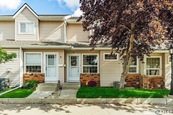 Property Photo:  102 Willow Street 5  SK S7J 0C2 