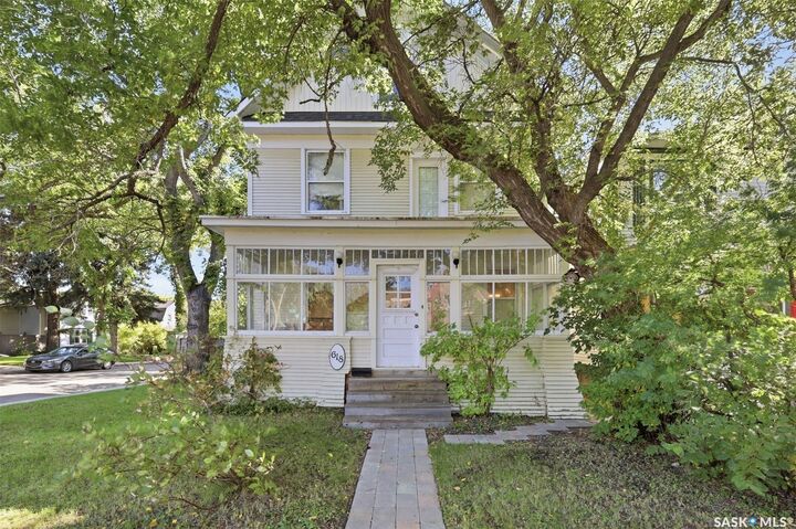 Property Photo: 618 E Avenue N SK S7L 1S3