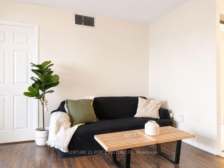 Property Photo:  285 Enfield Place 2006  ON L5B 3Y6 