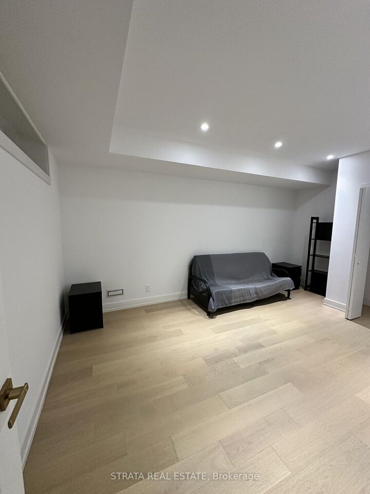 Property Photo:  21 Irvington Crescent  ON M2N 2Z2 