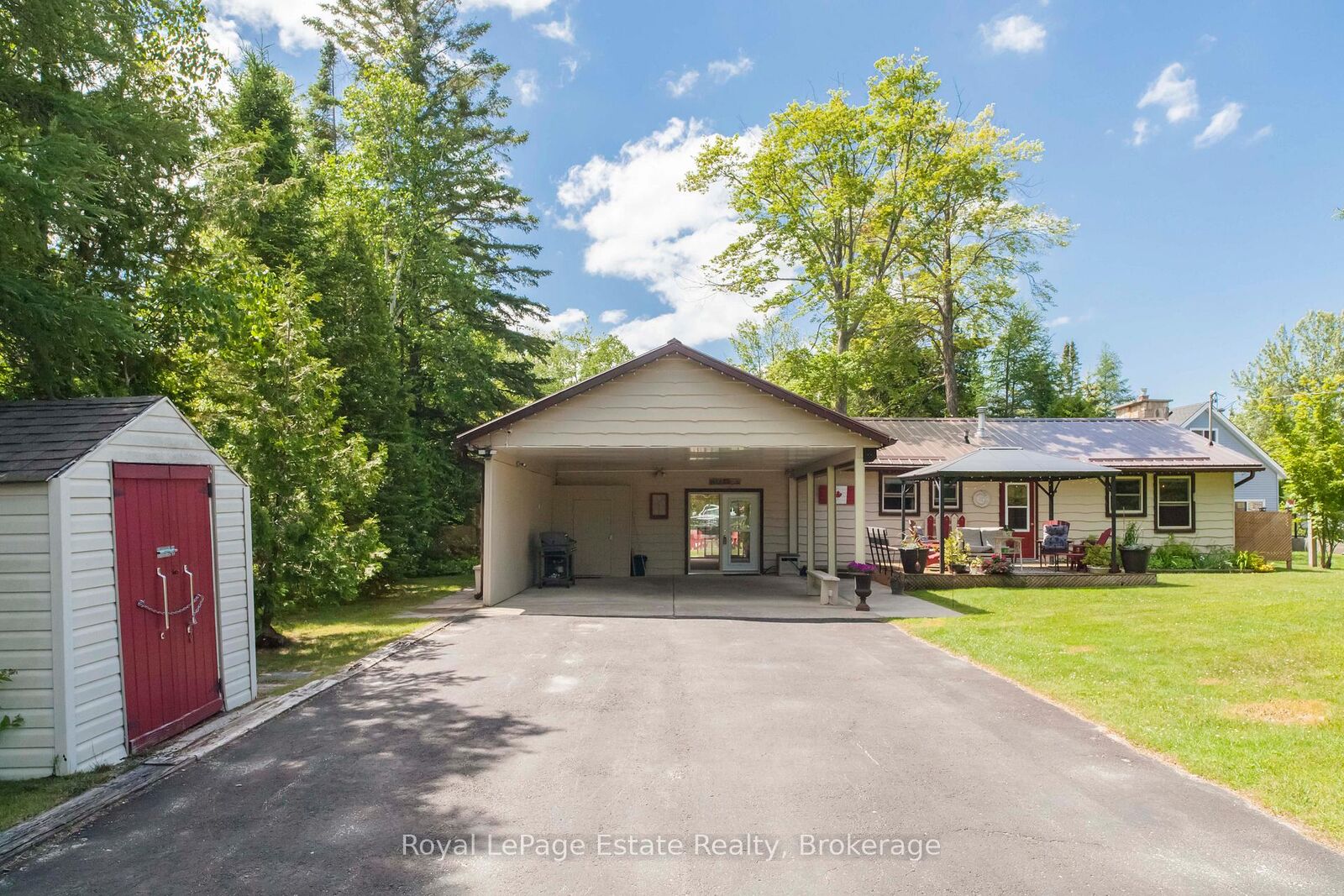 Property Photo:  326 Lindsay Street  ON N0H 2G0 