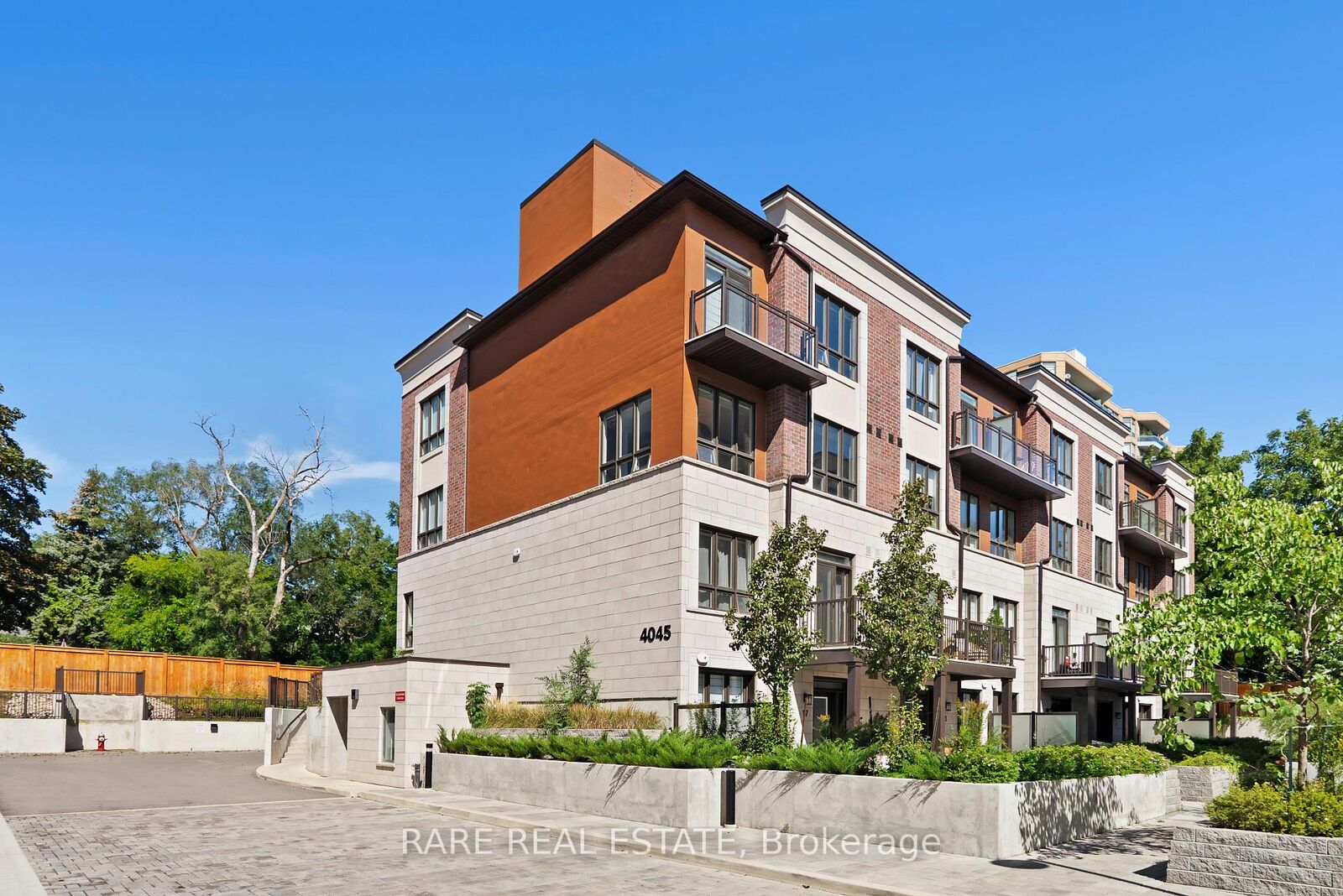 Property Photo:  4045 Hickory Drive 15  ON L4W 0G6 