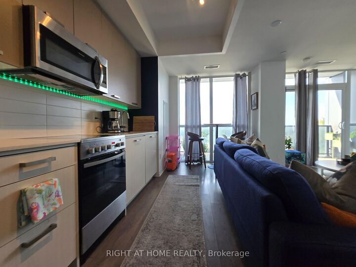 Property Photo:  2301 Danforth Avenue 715  ON M4C 0M7 