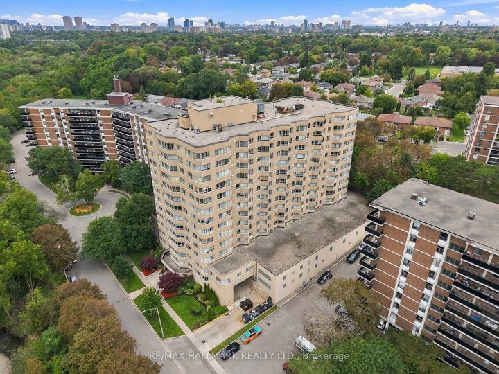 Property Photo:  4 Park Vista N/A 303  ON M4B 3M8 