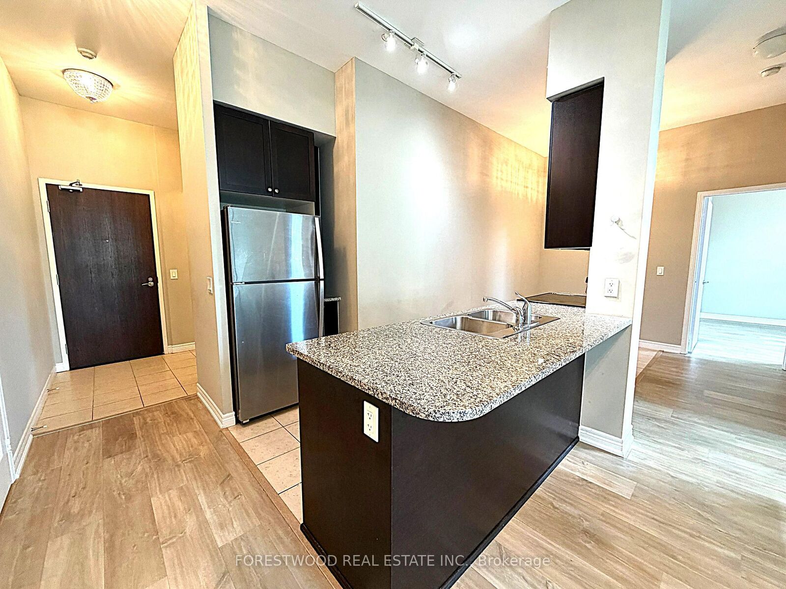 Property Photo:  339 Rathburn Road W 101  ON L5B 0K6 