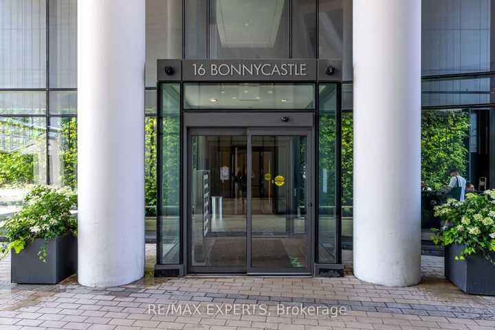 Property Photo:  16 Bonnycastle Street 1806  ON M5A 0C9 