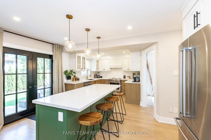 Property Photo:  993 Whitney Crescent  ON L4R 5N3 