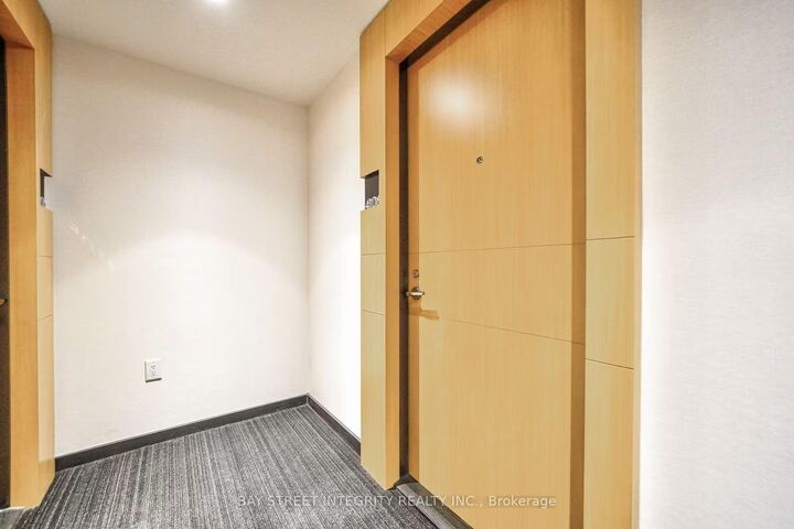 Property Photo:  11 Wellesley Street W 4106  ON M4Y 0G4 